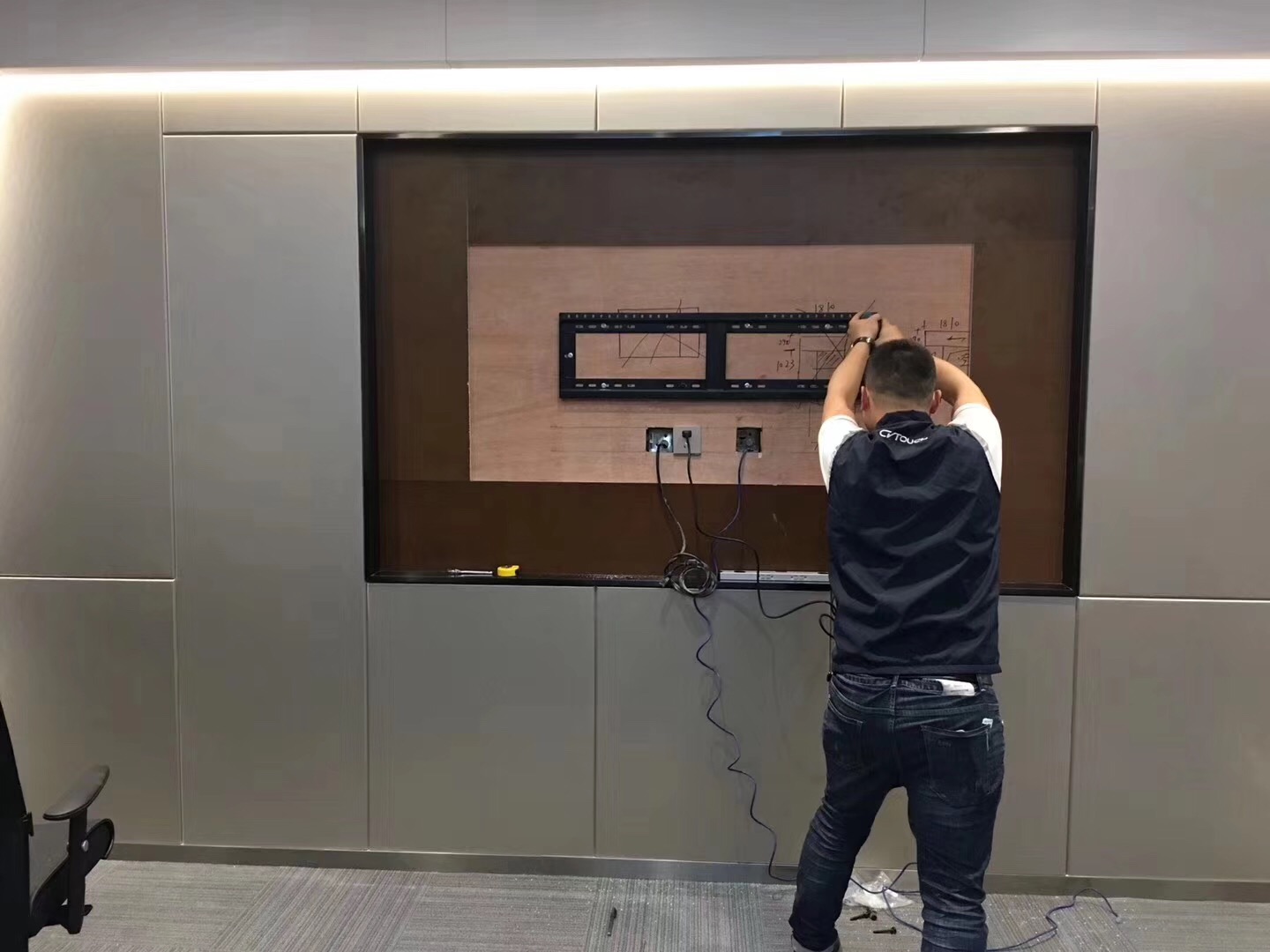 香蕉视频首页在线观看小伙伴安装MAXHUB施工图